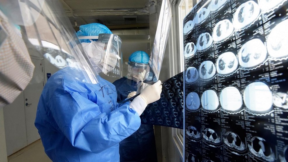 Médicos militares observan pruebas médicas realizadas a pacientes enfermos de coronavirus en China, a 1 de febrero de 2020. - Xinhua. EUROPA PRESS