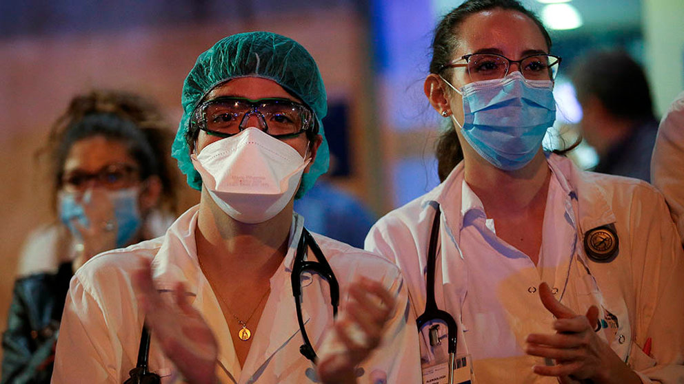 Los trabajadores sanitarios responden a los aplausos de los ciudadanos. EFE/ Mariscal