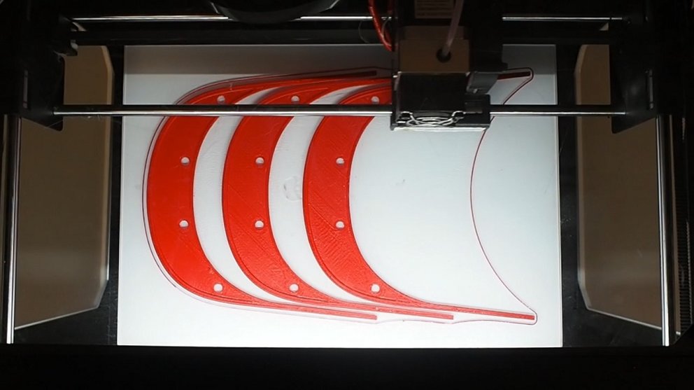 Las impresoras 3D de la Casa de la Juventud de Pamplona imprimiendo materal de protección. AYUNTAMIENTO DE PAMPLONA