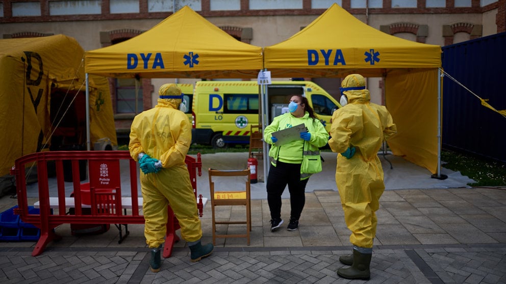 Voluntarios de Dya Navarra desinfectan los equipos de urgencias y las Ambulancias que llegan con pacientes con coronavirus. Miguel Osés