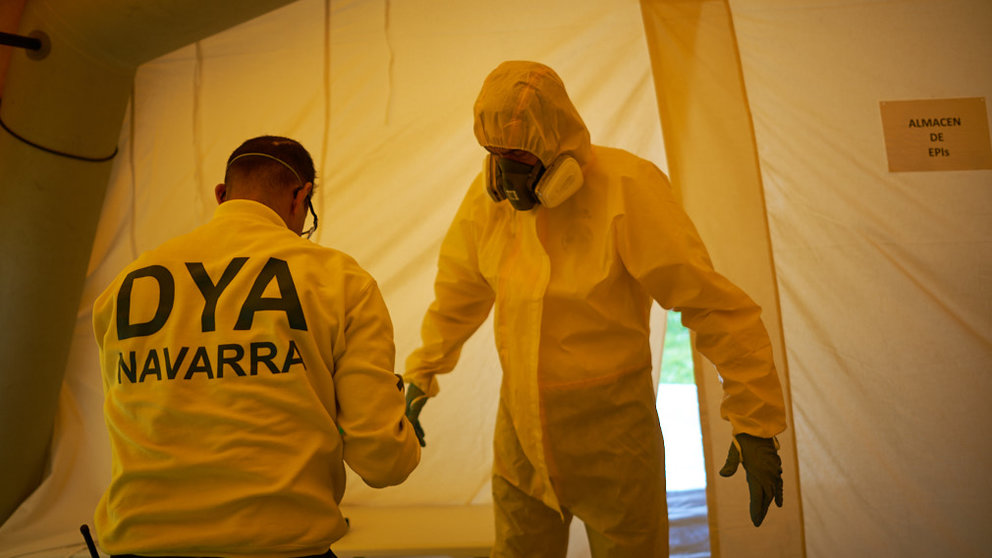 Voluntarios de Dya Navarra desinfectan los equipos de urgencias y las Ambulancias que llegan con pacientes con coronavirus. Miguel Osés