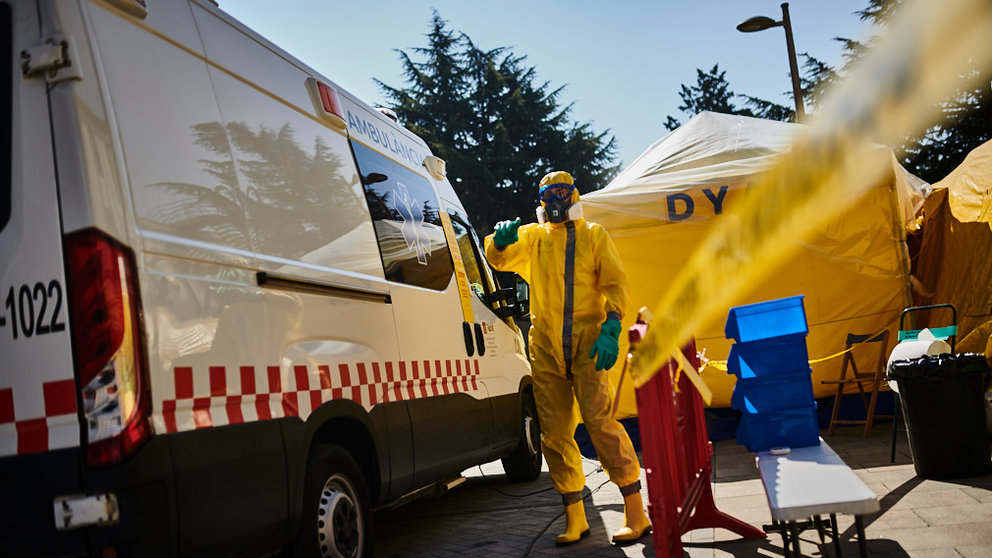 Miembros de la DYA desinfectan las ambulancias, EPIs y mascarillas de los sanitarios que lo necesiten durante la crisis del coronavirus. PABLO LASAOSA