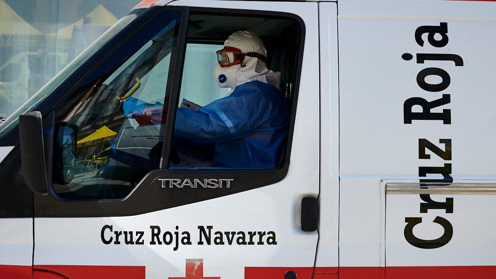 Un bombero conduce una ambulancia cedida por Cruz Roja durante la crisis del Coronavirus. PABLO LASAOSA