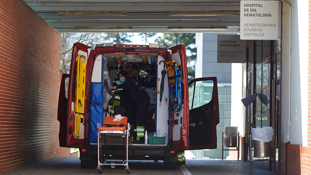 Una enfermera prepara la ambulancia en el Hospital durante la crisis del coronavirus en Pamplona. Miguel Osés