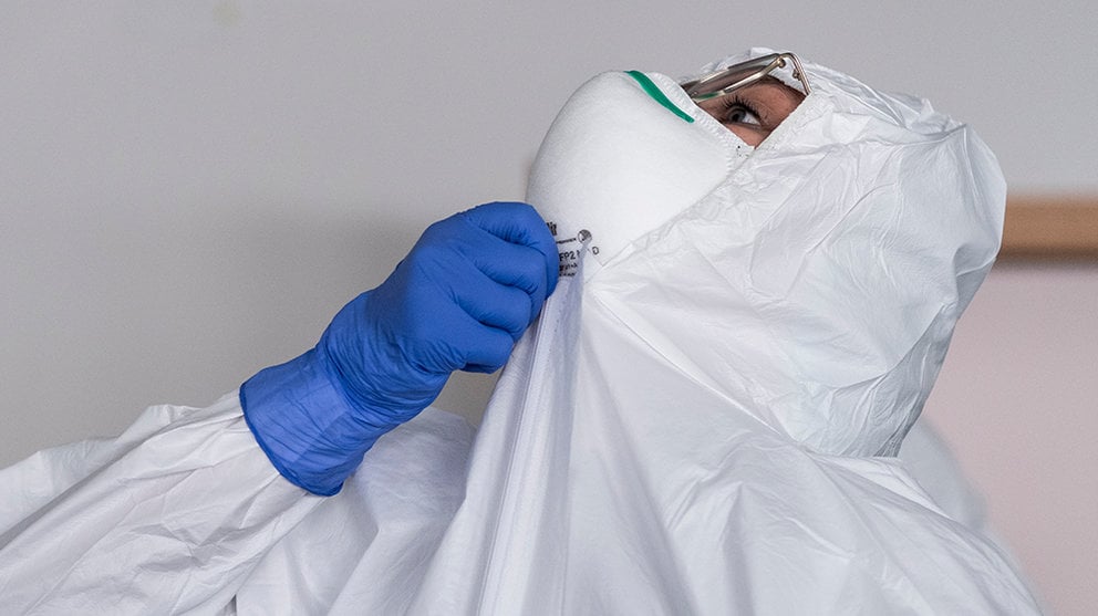 29 March 2020, Italy, Verduno: A nurse wears a protective suit before working in Alba-Bra hospital which becomes operational as coronavirus (Covid-19) hospital. Photo: Marco Alpozzi/LaPresse via ZUMA Press/dpa
ONLY FOR USE IN SPAIN

29 March 2020, Italy, Verduno: A nurse wears a protective suit before working in Alba-Bra hospital which becomes operational as coronavirus (Covid-19) hospital. Photo: Marco Alpozzi/LaPresse via ZUMA Press/dpa

29/3/2020 ONLY FOR USE IN SPAIN