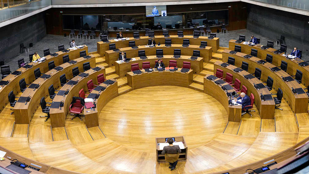Pleno del Parlamento de Navarra durante la crisis del coronavirus con presencia limitada y medidas para evitar contagios de Covid-19. PARLAMENTO DE NAVARRA (2)