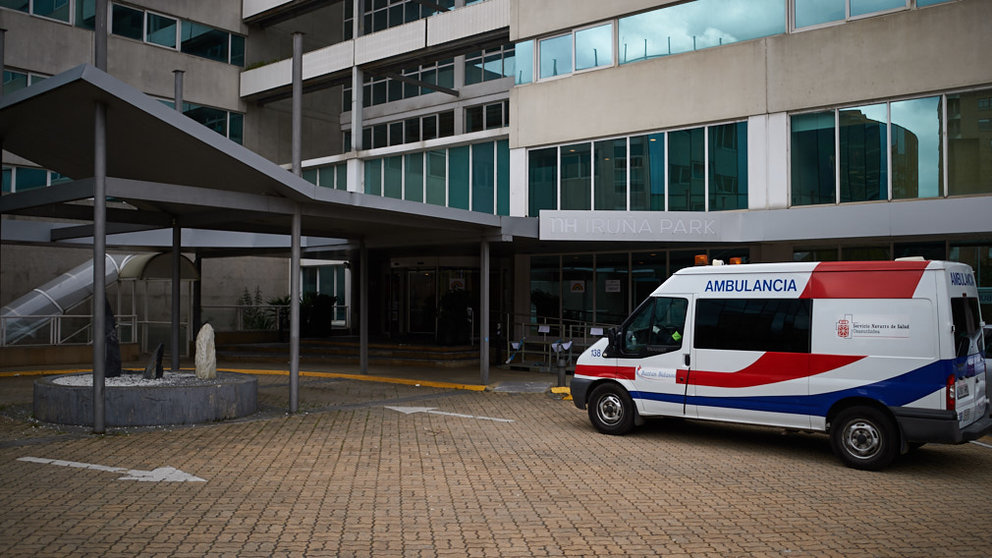 Una ambulancia llega al hotel NH Iruña Park convertido en hospital durante la crisis del coronavirus en Pamplona. MIGUEL OSÉS