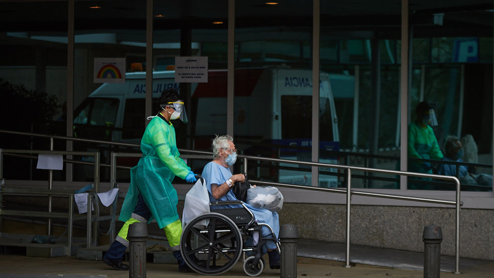 Un enfermo llega al hotel NH Iruña Park convertido en hospital durante la crisis del coronavirus en Pamplona. MIGUEL OSÉS