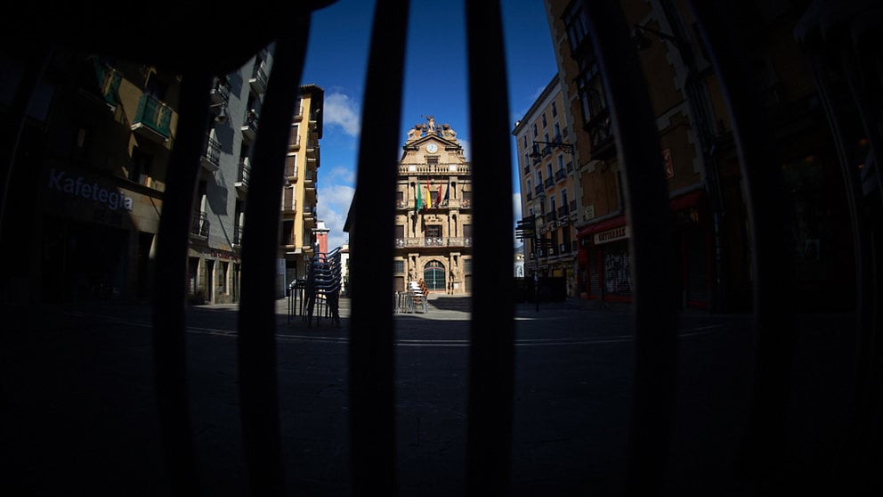 Las calles de Pamplona, tras el aumento en las restricciones del estado de alarma por el avance del coronavirus. MIGUEL OSÉS