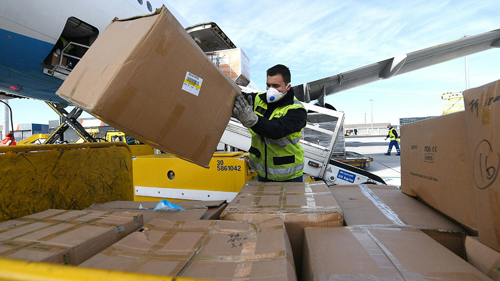 30 March 2020, Austria, Schwechat: An airport employee unloads medical equipment sent from China at Vienna International Airport. Austrian Airlines flew another 30 tons of medical equipment from China to Austria to help the fight against the spread of Coronavirus (Covid-19). Photo: Helmut Fohringer/APA/dpa
ONLY FOR USE IN SPAIN

30 March 2020, Austria, Schwechat: An airport employee unloads medical equipment sent from China at Vienna International Airport. Austrian Airlines flew another 30 tons of medical equipment from China to Austria to help the fight against the spread of Coronavirus (Covid-19). Photo: Helmut Fohringer/APA/dpa

30/3/2020 ONLY FOR USE IN SPAIN