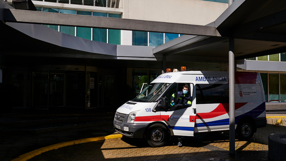 Una ambulancia transporta a una persona contagiada con coronavirus al NH Iruña Park, hotel habilitado. PABLO LASAOSA