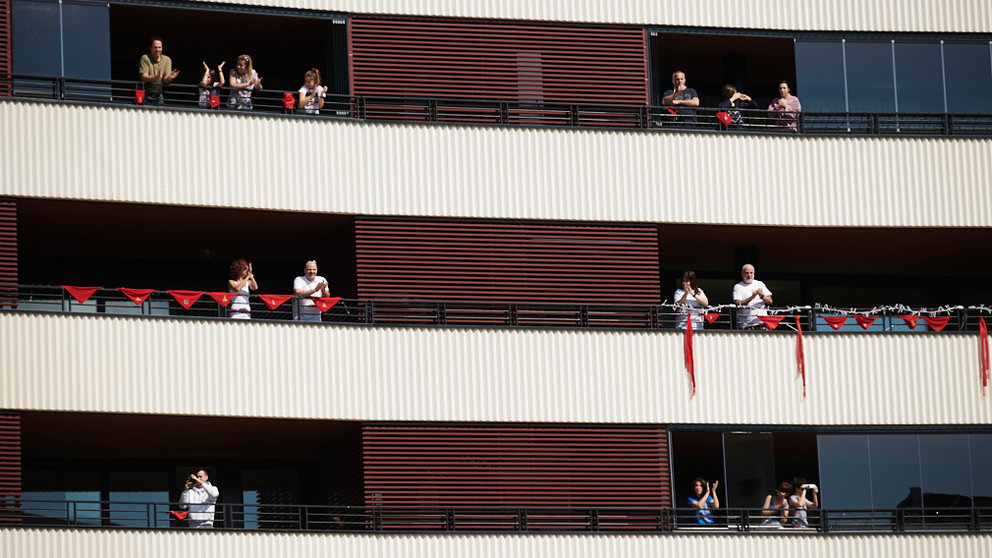 Los vecinos de Ripagaina celebran la “Escalerica” de San Fermín desde sus balcones durante el confinamiento por la crisis del coronavirus. PABLO LASAOSA