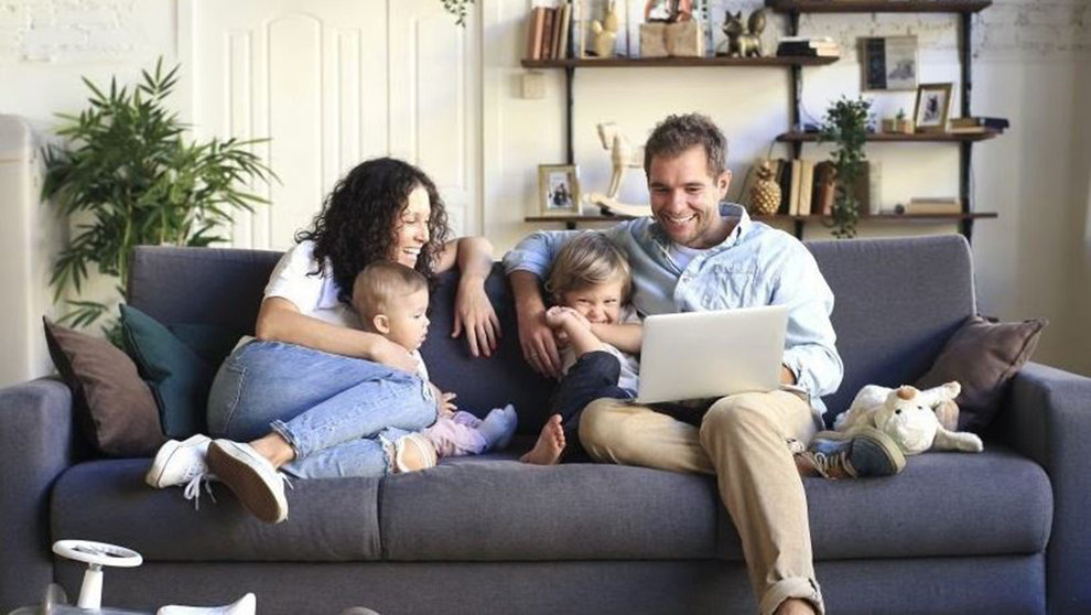 Una familia, utilizando un ordenador portátil EUROPA PRESS