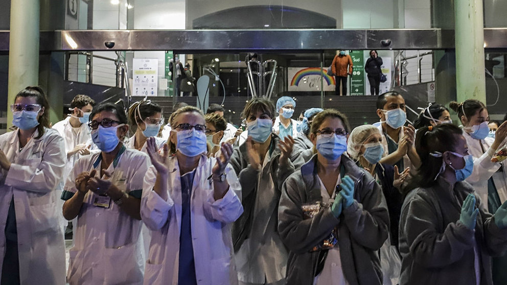 Un grupo de sanitarios aplauden a las puertas de un centro médico durante la crisis del coronavirus en abril de 2020.  
 (Gian Marco Benedetto)