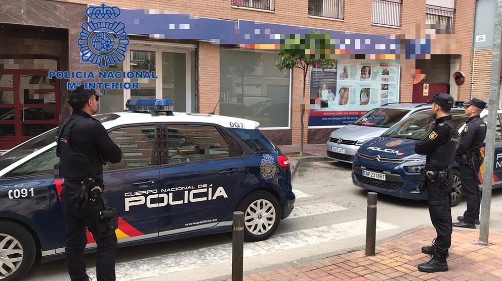 Imagen de la policía nacional cotrolando el exterior de un local. Europa Press.