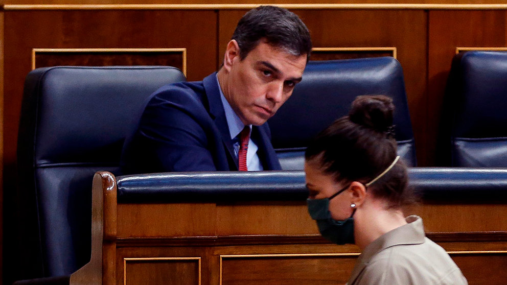 Spanish Prime Minister, Pedro Sanchez (C), looks at far-right Vox party's MP Macarena Olona (R), wearing a mask, during the plenary session at Lower Chamber of Spanish Parliament, in Madrid, Spain, 09 April 2020. The session is to be focused in passing a new extension of the state of alarm due to coronavirus outbreak. EFE/Mariscal POOL
