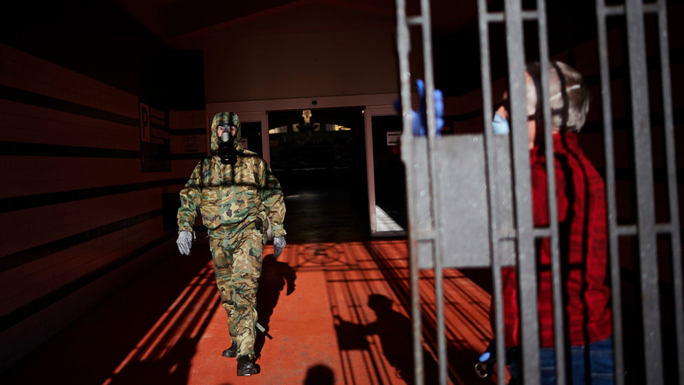 Un militar del regimiento América 66 del Ejército de España de Pamplona durante la desinfección del mercado del Segundo Ensanche durante la crisis del coronavirus. PABLO LASAOSA