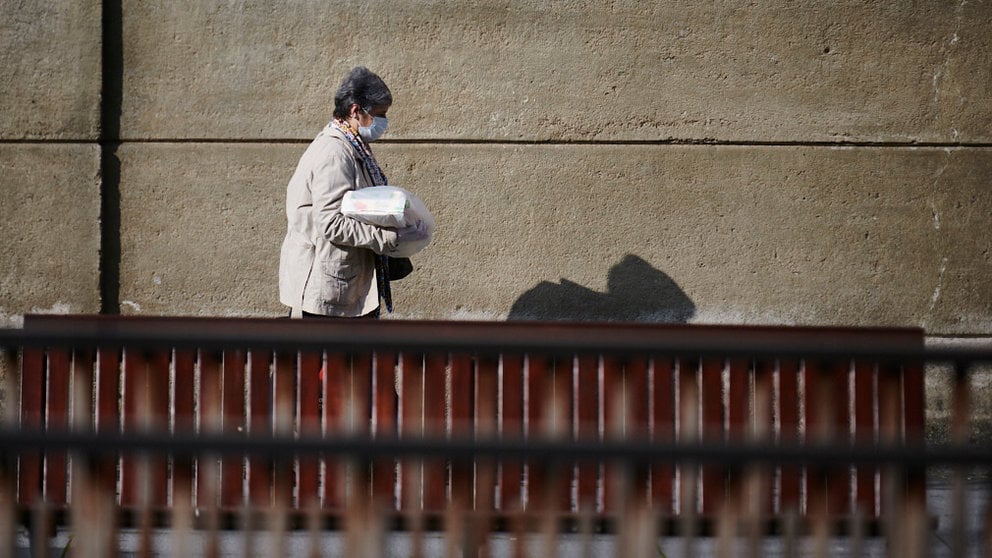 Una mujer camina por la calle con una mascarilla puesta durante la crisis del covid. PABLO LASAOSA