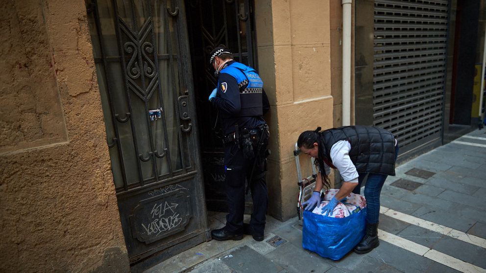 Desalojan un edificio ocupado en la Calle Mayor de Pamplona durante el estado de alarma por la crisis del coronavirus. MIGUEL OSÉS