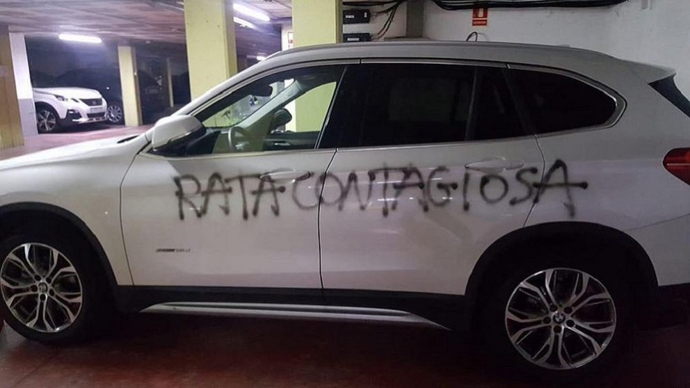 El coche de una médica en Barcelona, en el garaje comunitario, pintado son insultos. TWITTER EFESALUD