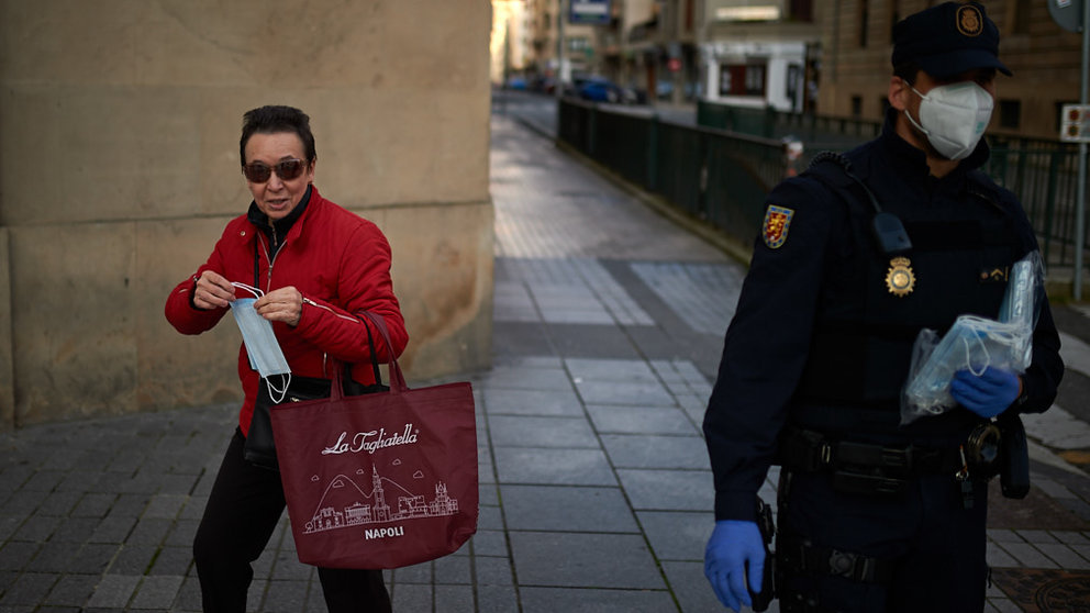 Reparto de mascarillas por las calles de Pamplona tras la vuelta al trabajo de diversos sectores a causa de la crisis del coronavirus. Miguel Osés