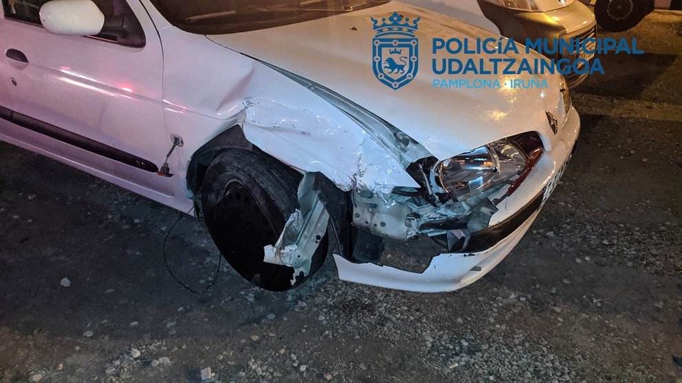 El vehículo accidentado en Pamplona después de que el conductor se saltase el confinamiento borracho. POLICÍA MUNICIPAL DE PAMPLONA