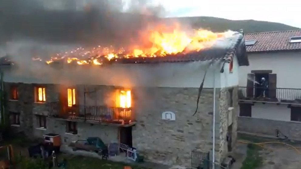 Incendio de una vivienda en Ardaitz (Erro). BOMBEROS DE NAVARRA