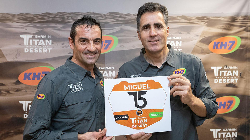 Miguel Induráin junto a Melchor Mauri con su dorsal de la Tital Desert. Europa Press.