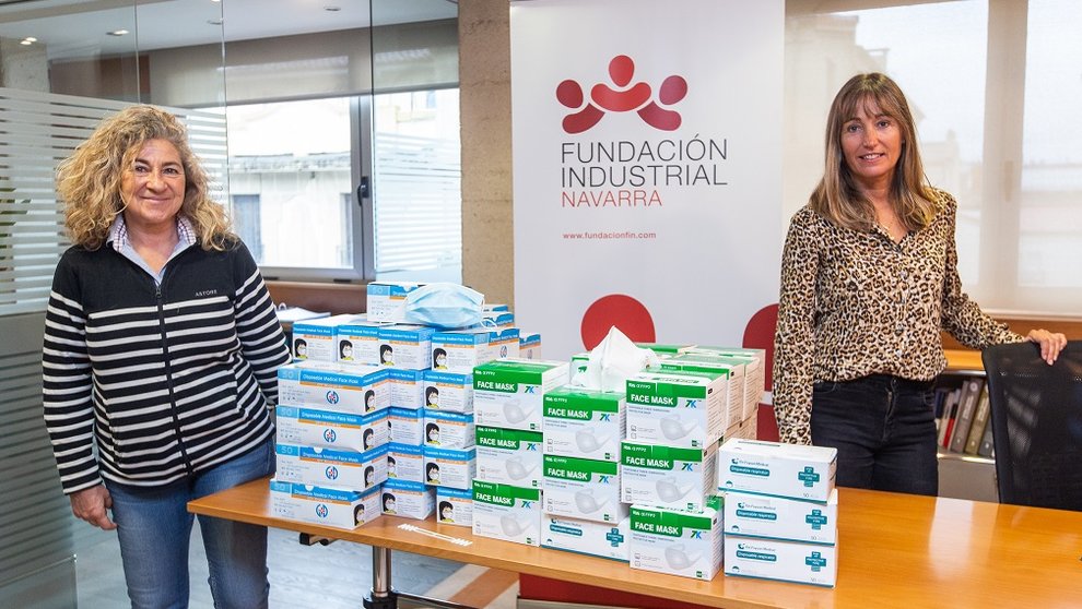 Susi Azcona y Elena Aleman, de FIN, junto a la muestra del material repartido por la Fundación Industrial Navarra. CEDIDA