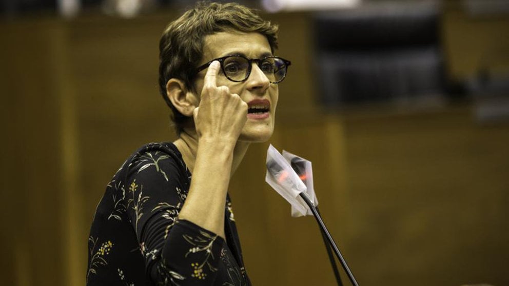 La presidenta del Gobierno de Navarra, María Chivite, durante su intervención en el pleno de la Cámara foral. PARLAMENTO DE NAVARRA