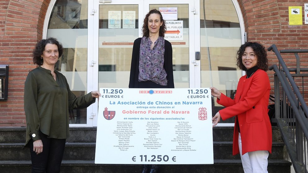 Mónica Yu, en representación de la Asociación de Chinos en Navarra, entrega el cheque a las representantes del Gobierno de Navarra. GOBIERNO DE NAVARRA