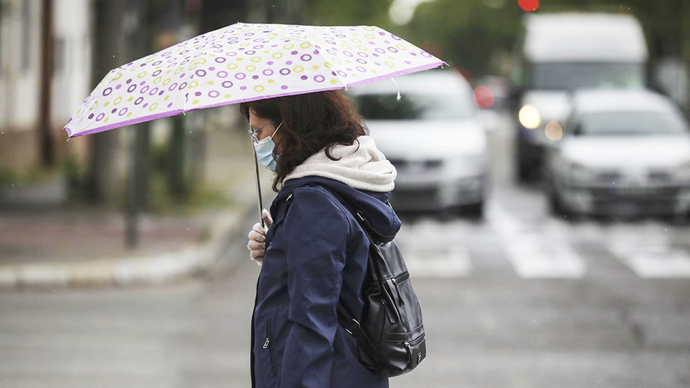 Una mujer protegida con mascarilla camina por la calle. Europa Press.