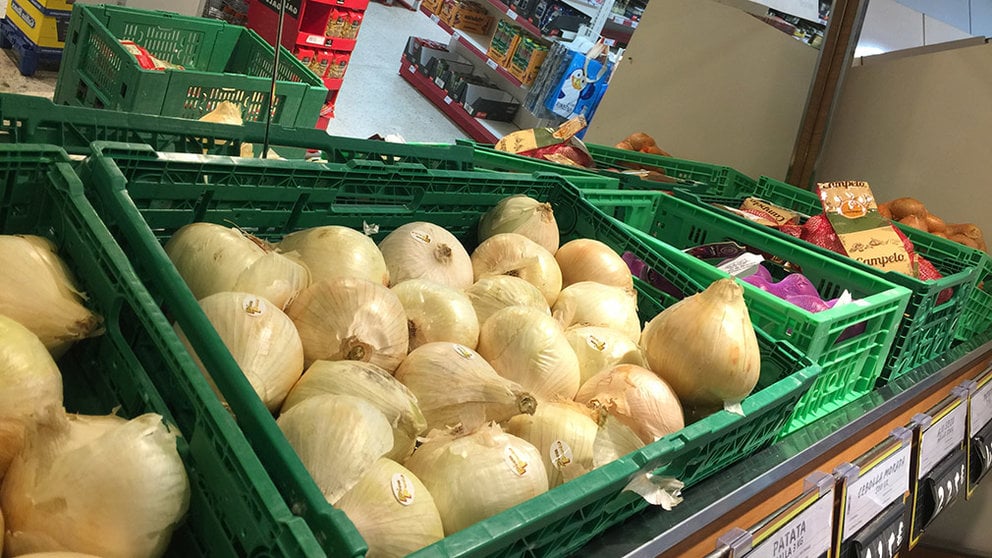Una caja de cebollas en un supermercado de Pamplona. Navarra.com