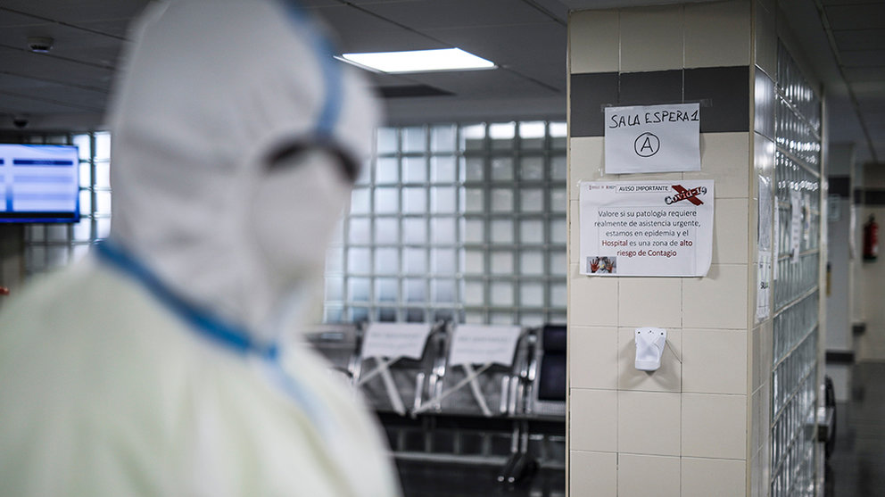 Un trabajador sanitario totalmente protegido mira a la cámara en la UCI del Hospital Arnau de Vilanova donde atienden a pacientes con coronavirus, en Valencia, Comunidad Valenciana, (España), a 24 de abril de 2020.

24 ABRIL 2020;COVID19;CORONAVIRUS;EPIDEMIA;PANDEMIA;HOSPITAL VILANOVA;VALENCIA

24/4/2020