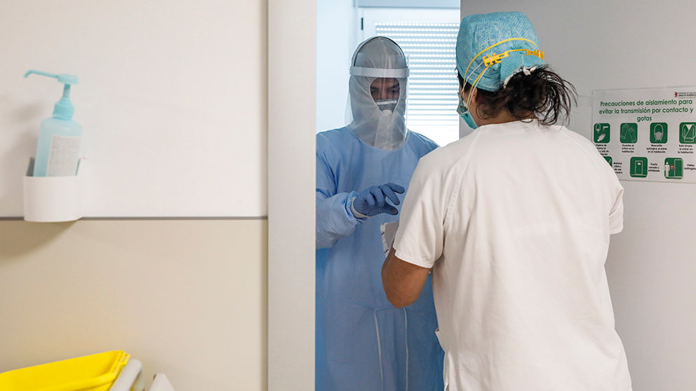 Trabajadores sanitarios entran en la habitación de un paciente negativo de Covid-19 en el Hospital Arnau de Vilanova, en Valencia, Comunidad Valenciana, (España), a 24 de abril de 2020.

24 ABRIL 2020;COVID19;CORONAVIRUS;EPIDEMIA;PANDEMIA;HOSPITAL VILANOVA;VALENCIA

24/4/2020