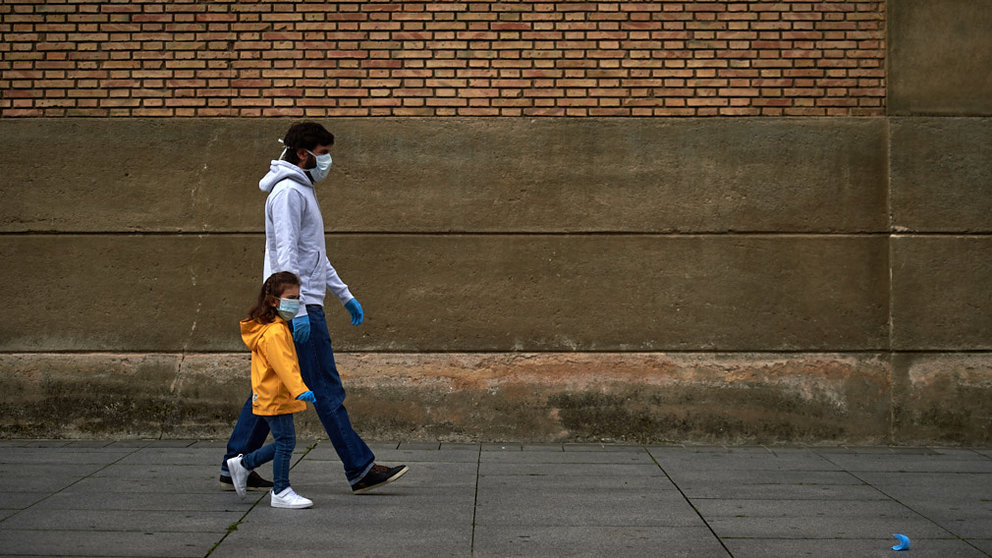 Los niños salen a la calle tras 43 días de confinamiento en casa por la crisis del coronavirus. Miguel Osés