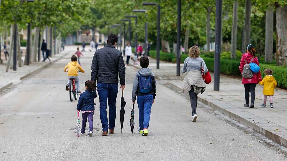 Familias con niños pasea al aire libre, el primer día en el que los menores de 14 años pueden salir. En Granada (Andalucía ,España) a 26 de abril de 2020.

26 ABRIL 2020

26/4/2020