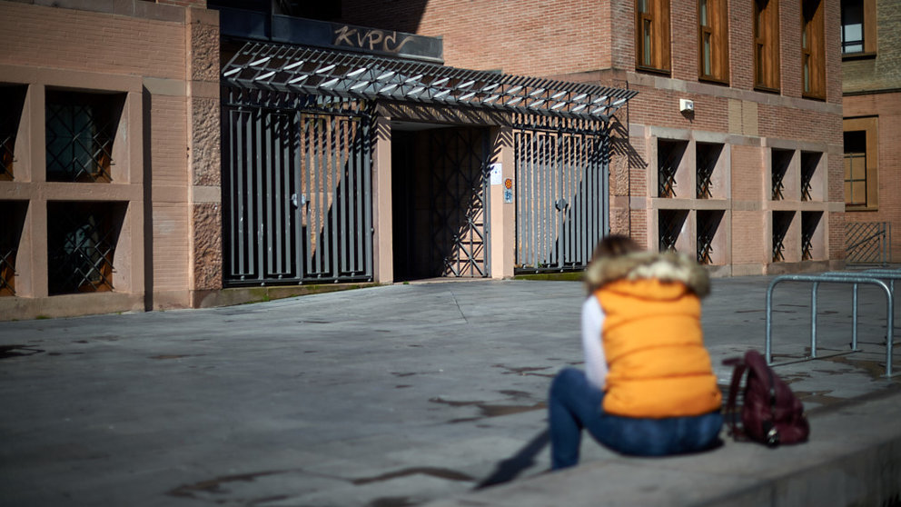 Una mujer espera sentada a las puertas del centro de salud del casco viejo durante la crisis por coronavirus en Pamplona. Miguel Osés