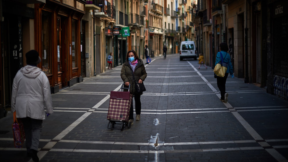 Las calles del casco viejo llenas de gente con mascarillas durante la crisis por coronavirus en Pamplona. Miguel Osés