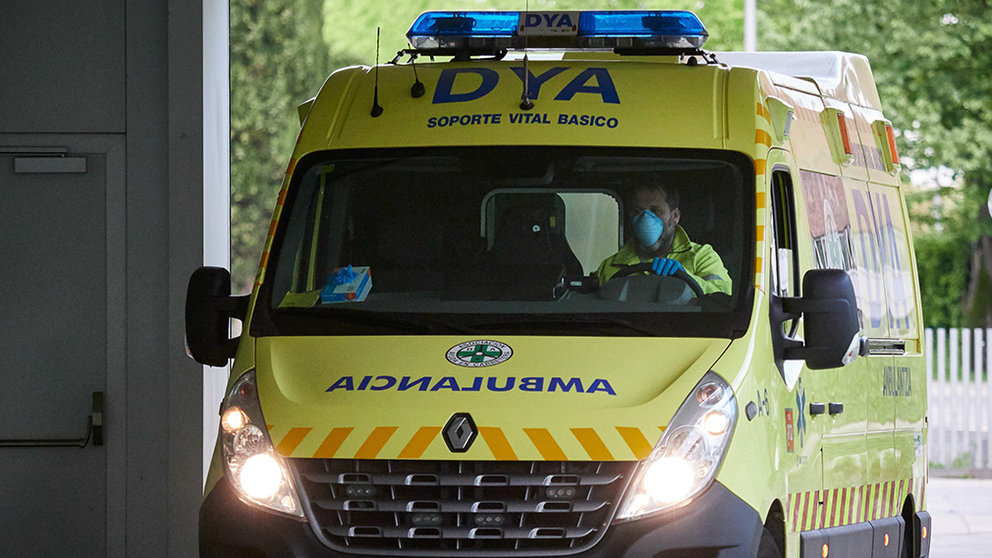 Una ambulancia del DYA Navarra entra en el Complejo Hospitalario de Navarra. ARCHIVO