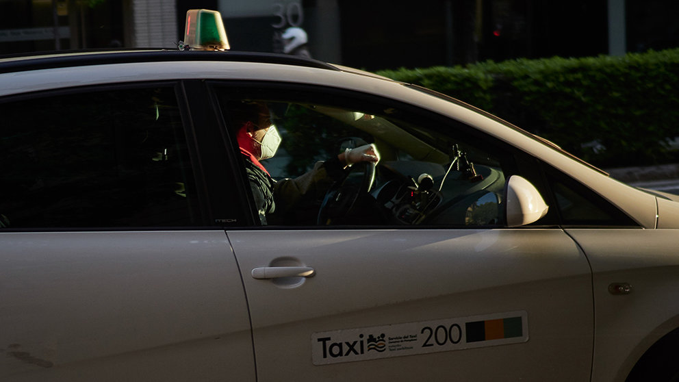 Un taxista con mascarilla conduce su taxi un día después de que el Gobierno anunciara las medidas de desescalada por la pandemia del coronavirus, en Pamplona (Navarra) a 29 de abril de 2020.

CORONAVIRUS;COVID-19;PANDEMIA;ENFERMEDAD;

29/4/2020