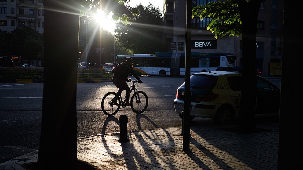 Un hombre monta en bicicleta un día después de que el Gobierno anunciara las medidas de desescalada por la pandemia del coronavirus, en Pamplona (Navarra) a 29 de abril de 2020.

CORONAVIRUS;COVID-19;PANDEMIA;ENFERMEDAD;

29/4/2020