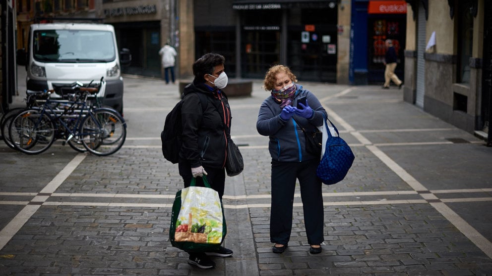 Dos mujeres con mascarillas por las calles del casco viejo durante la crisis del coronavirus en Pamplona. Miguel Osés