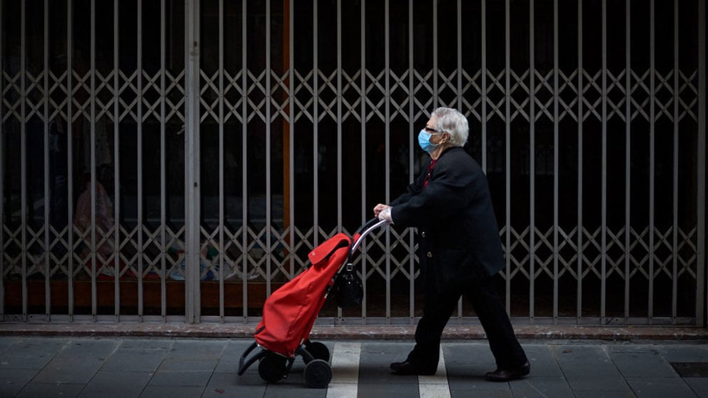 Una mujer con mascarilla camina por el casco viejo durante la crisis del coronavirus en Pamplona. Miguel Osés