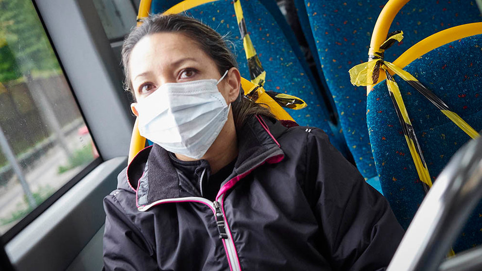Una mujer con mascarilla en un autobús municipal en el día 47 del estado de alarma, en Pamplona / Navarra (España), a 30 de abril de 2020.

30 ABRIL 2020 CORONAVIRUS;COVID-19;ESTADO DE ALARMA;PANDEMIA;

30/4/2020
