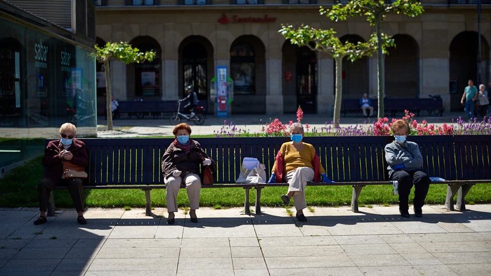 Cuatro señoras con mascarilla sentadas en la Plaza del Castillo durante la crisis del coronavirus. Miguel Osés