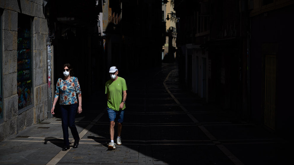 Dos personas con mascarilla caminan por las calles del casco viejo durante la crisis del coronavirus. Miguel Osés