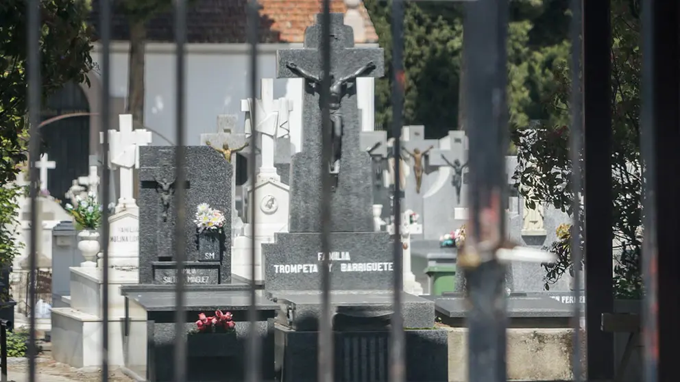 Entrada del Cementerio Municipal de Ciempozuelos (Madrid) desde la que se ven varias tumbas - RICARDO RUBIO / EUROPA PRESS.