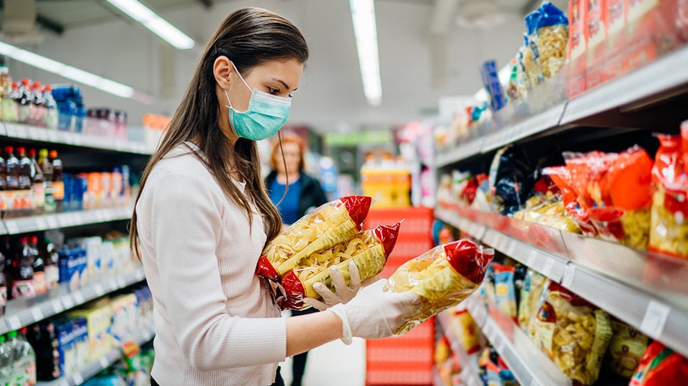 Una mujer con mascarilla comprando en un supermercado. Cedida.