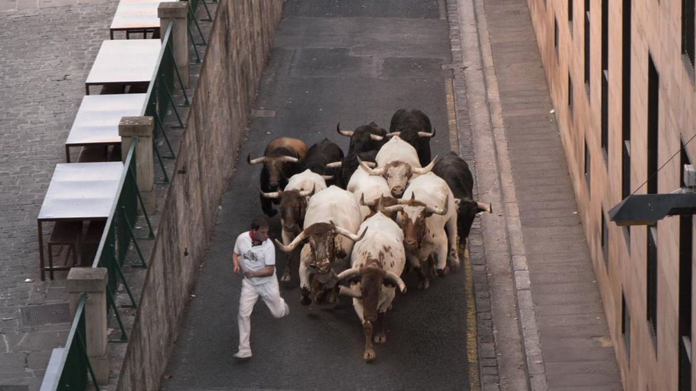 Un solo corredor delante de toda la manada en un encierro de San Fermín IGNACIO PEREIRA